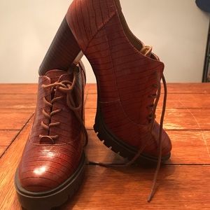 Women’s size 5 Nine West New!! Never worn